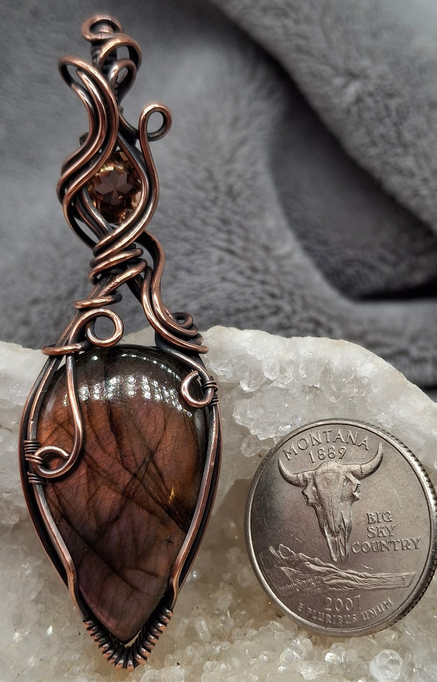 Labradorite and zultanite GLASS