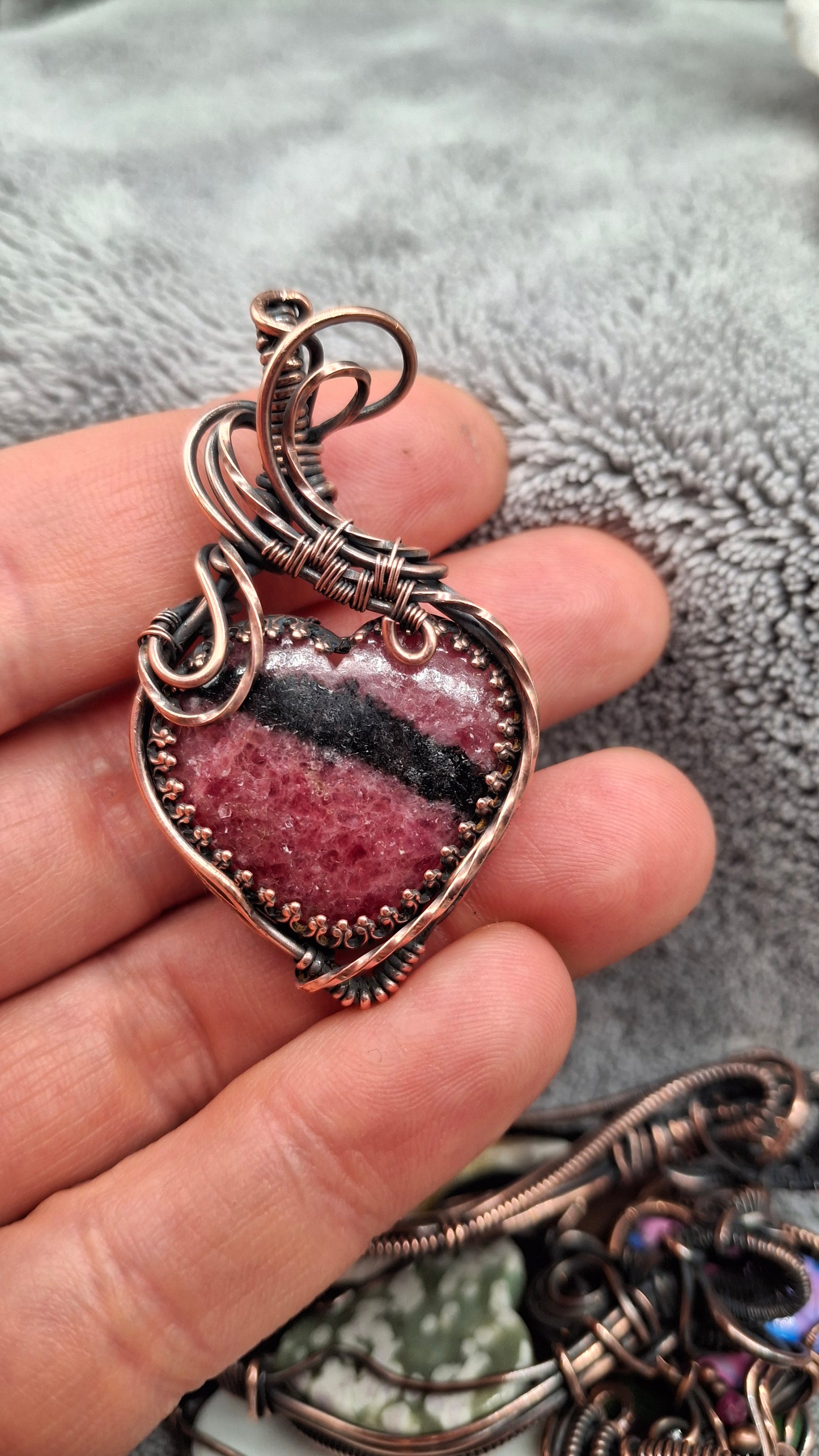 Rhodonite with gallery wire
